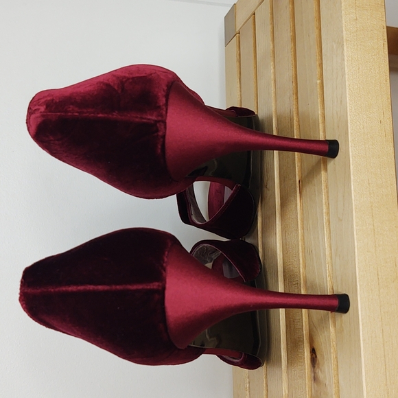 ๐ Stuart Weitzman ๐ ruby red stiletto heels 11M ๐ ๐ ๐ - Picture 5 of 9